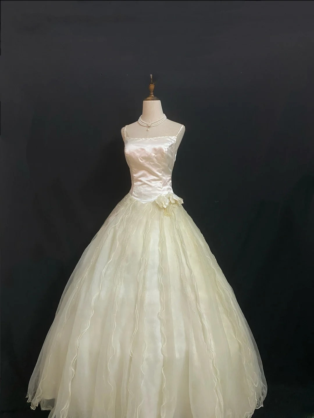 Princesses Fairytale Ball Gown Spaghetti Straps Gold Tulle Long With Flowers Quince Dress Quinceanera Dresses Formal Birthday Outfits RB8009