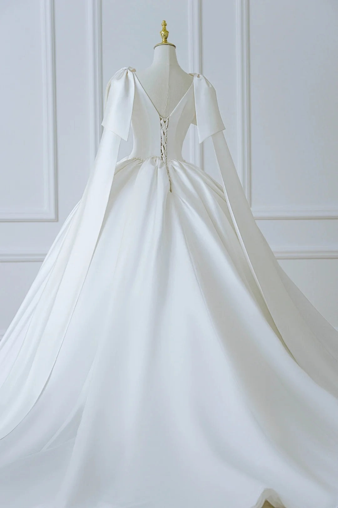 Princess Long Wedding Gowns Ball Gown V Neck Sleeveless Pleated Satin for Bride With Train White Bridal Dress AS554