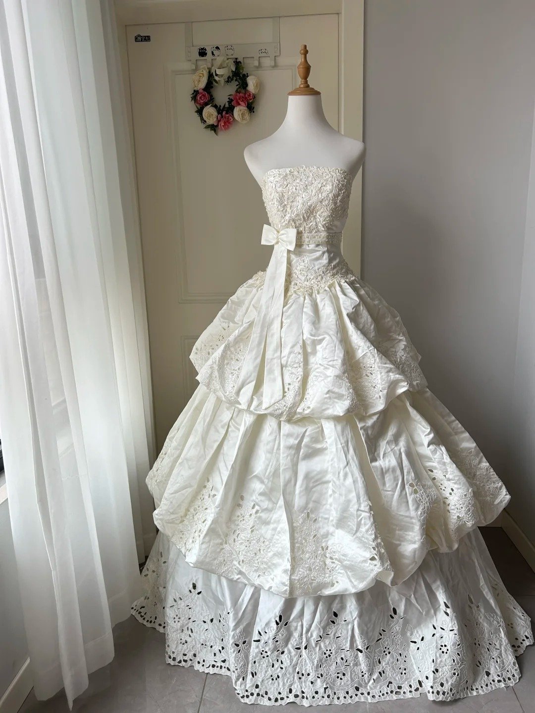 Satin Wedding Dress Modest Ball Gown Strapless White With Tiered Lace Bow Long Bridal Gown RC0923