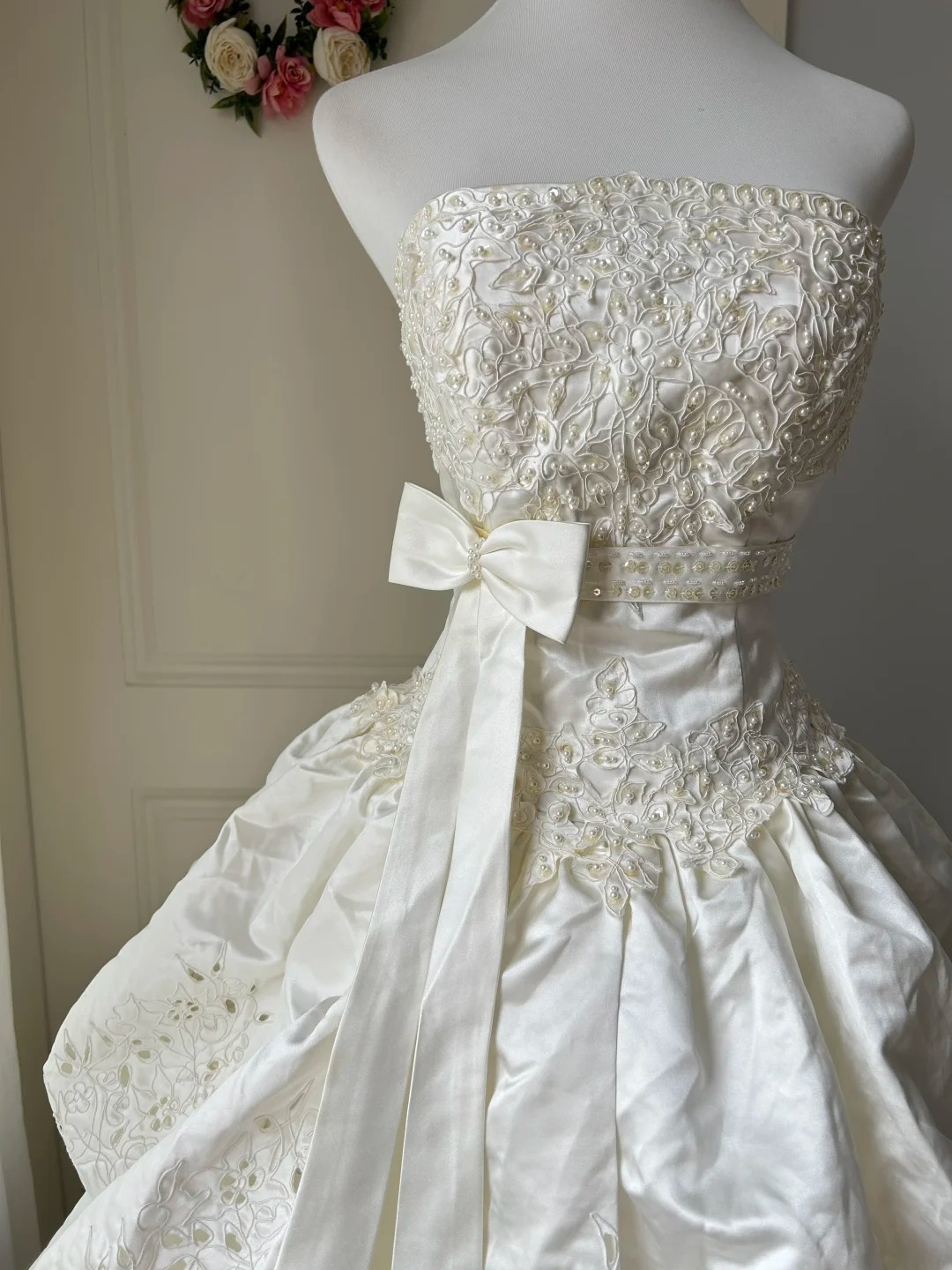 Satin Wedding Dress Modest Ball Gown Strapless White With Tiered Lace Bow Long Bridal Gown RC0923
