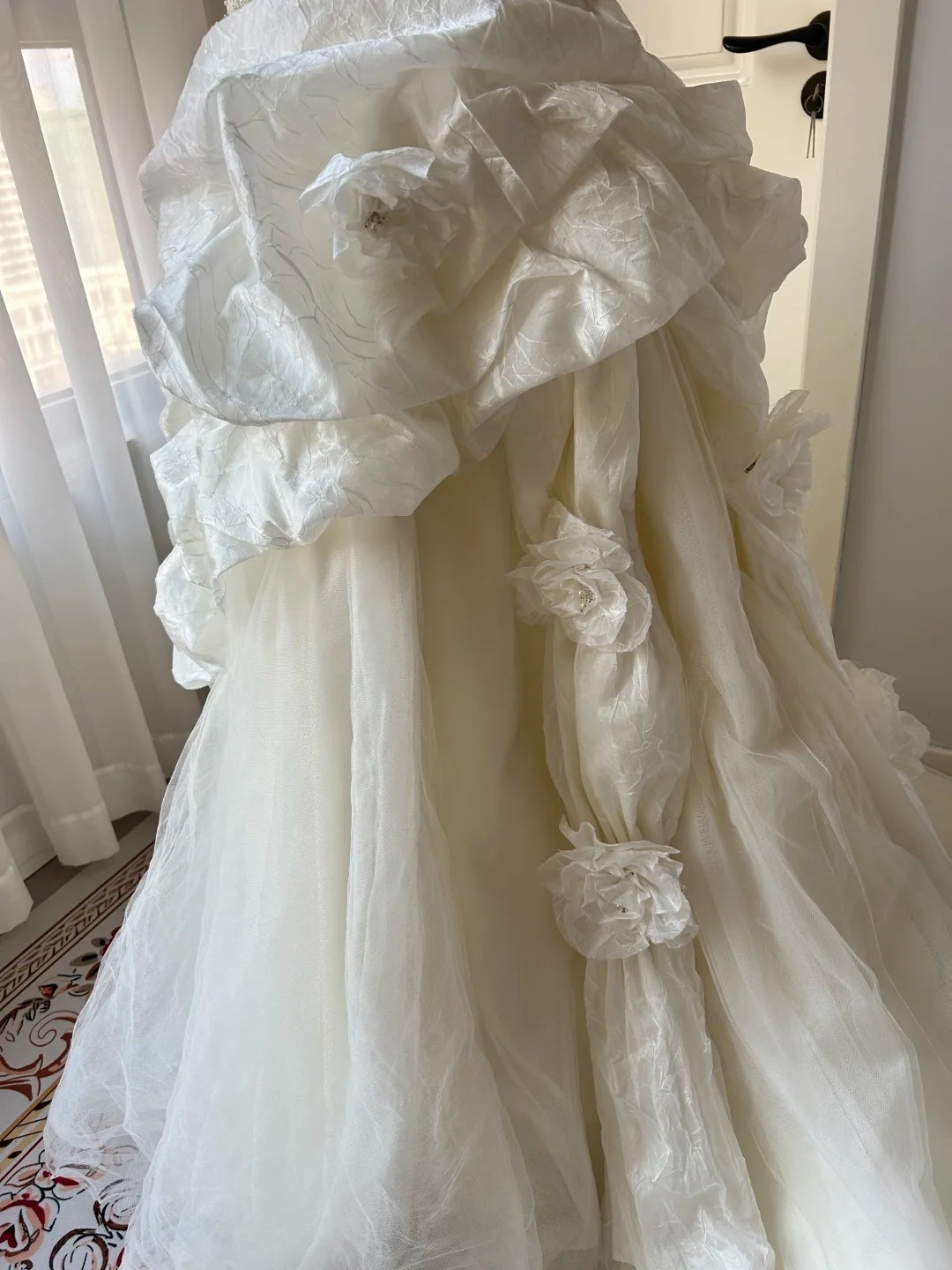 Wedding Dress Modest Ball Gown Sweetheart Tulle White With Tiered Beads Long Train Bridal Gown RC0940