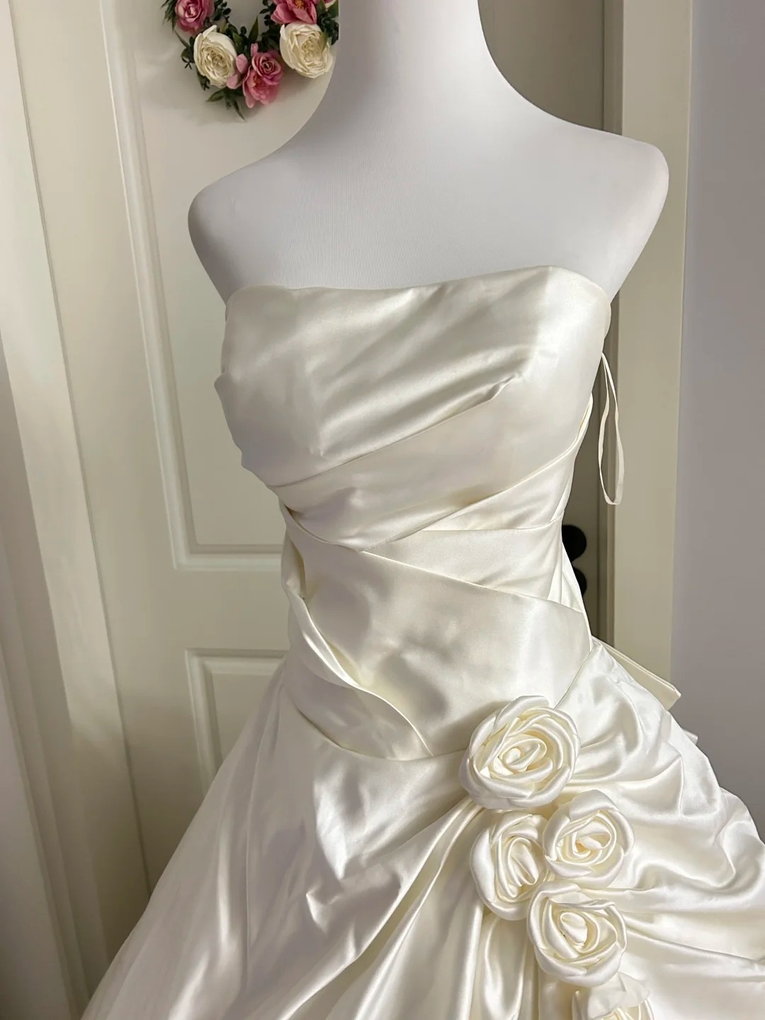 Wedding Dress Modest Ball Gown Strapless Satin White With Flowers Floor Length Bridal Gown RC0942
