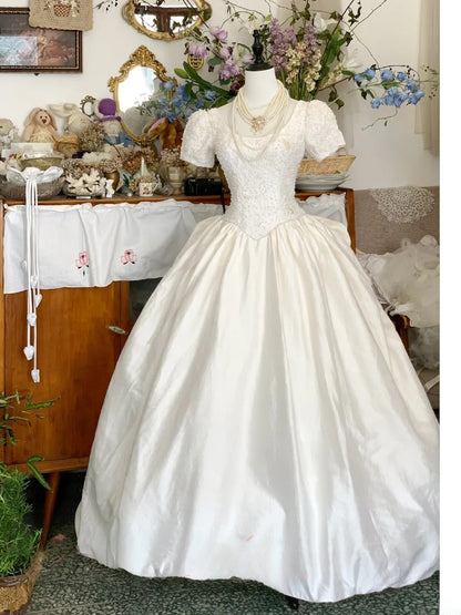Vintage Wedding Dress White Ball Gown Square Neck Short Sleeves Pearls Bridal Gown for Big Day RB9606