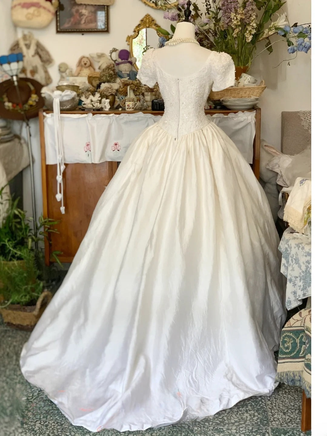 Vintage Wedding Dress White Ball Gown Square Neck Short Sleeves Pearls Bridal Gown for Big Day RB9606