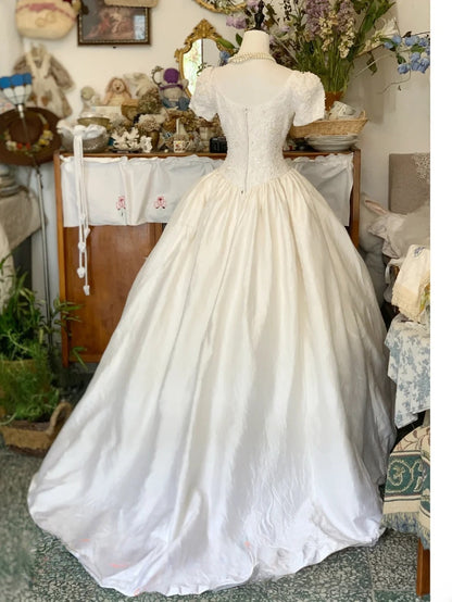 Vintage Wedding Dress White Ball Gown Square Neck Short Sleeves Pearls Bridal Gown for Big Day RB9606