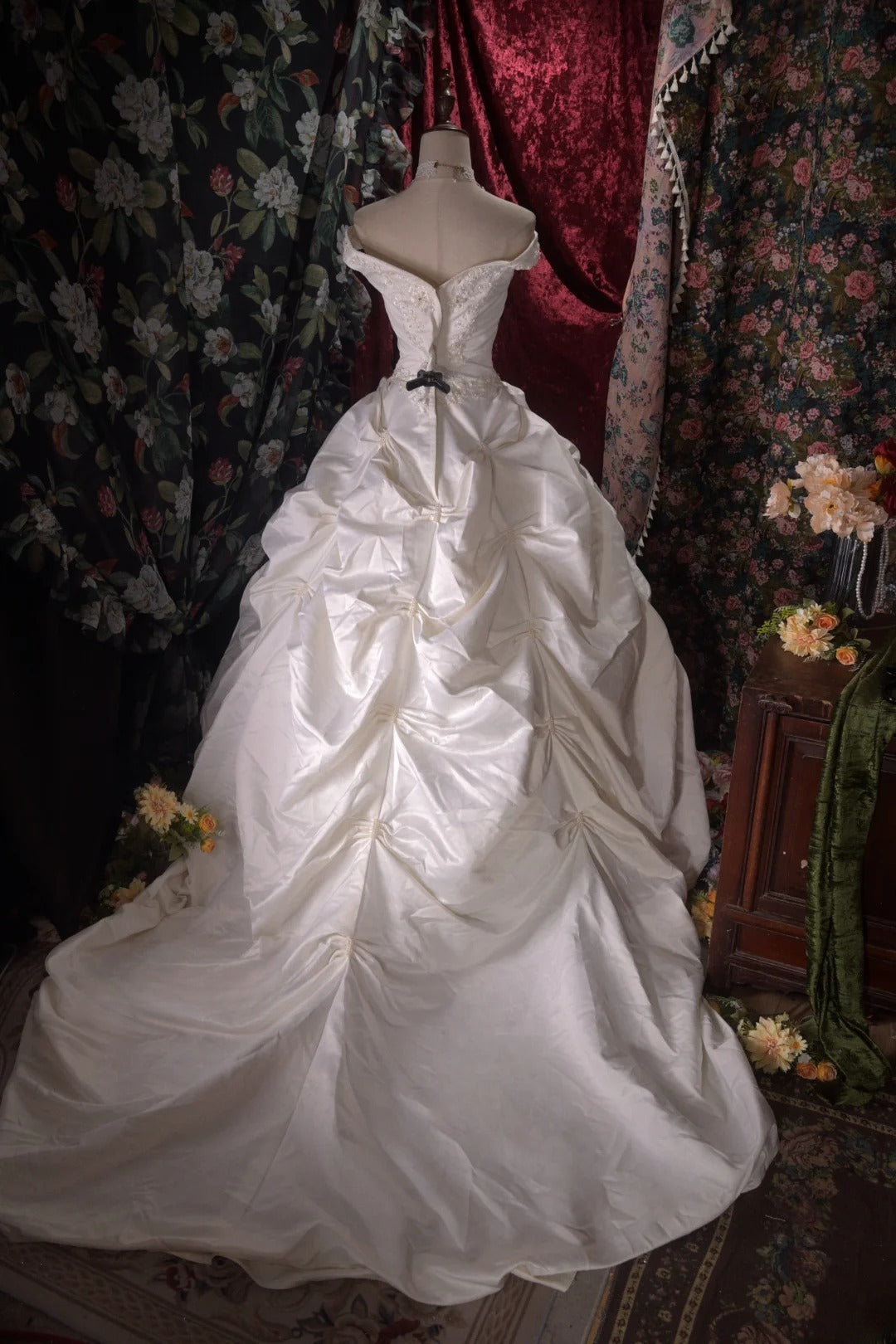 Vintage Ball Gown Off The Shoulder 1950s White Satin With Tiered Long Autumn Brides Gown Bridal Dress Wedding Dresses RB8118