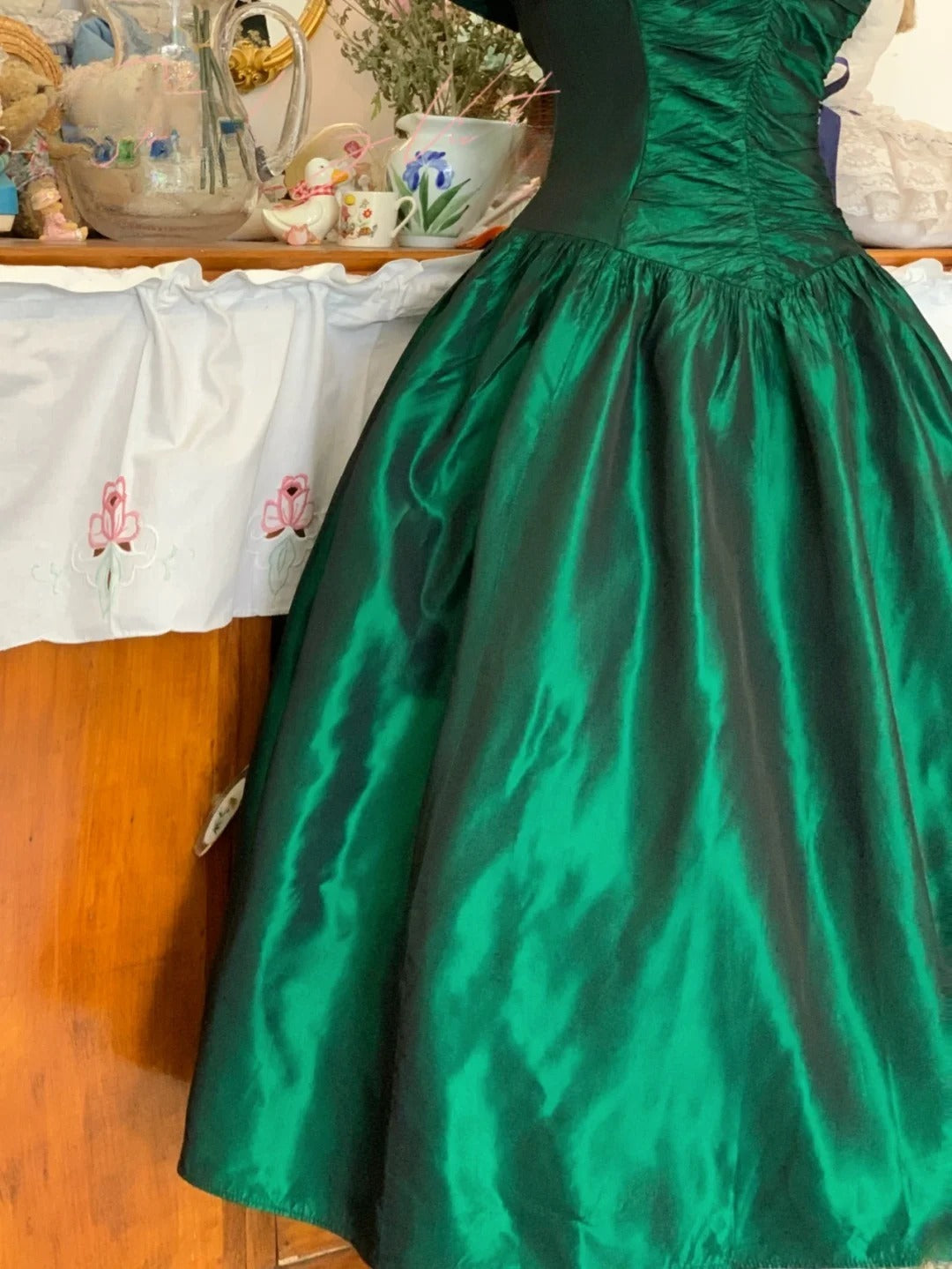 Elegant Ball Gown V Neck Emerald Green Satin Prom Dress Tea Length Evening Party Gown RB9699