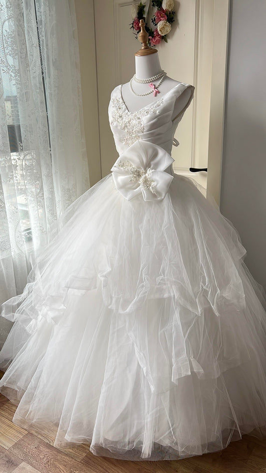 Pretty Quinceanera Dress Ball Gown V Neck White With Tiered Bow-knot 16th Birthday Party Outfit RC1436