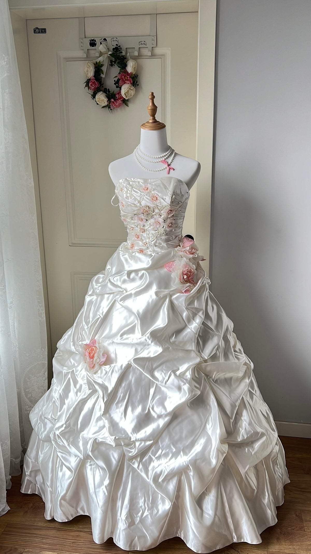 White Sweet 16 Quinceanera Dress Strapless Beaded Lace Embroidery Tiered Ruffle Ball Gown With Flowers RC0863