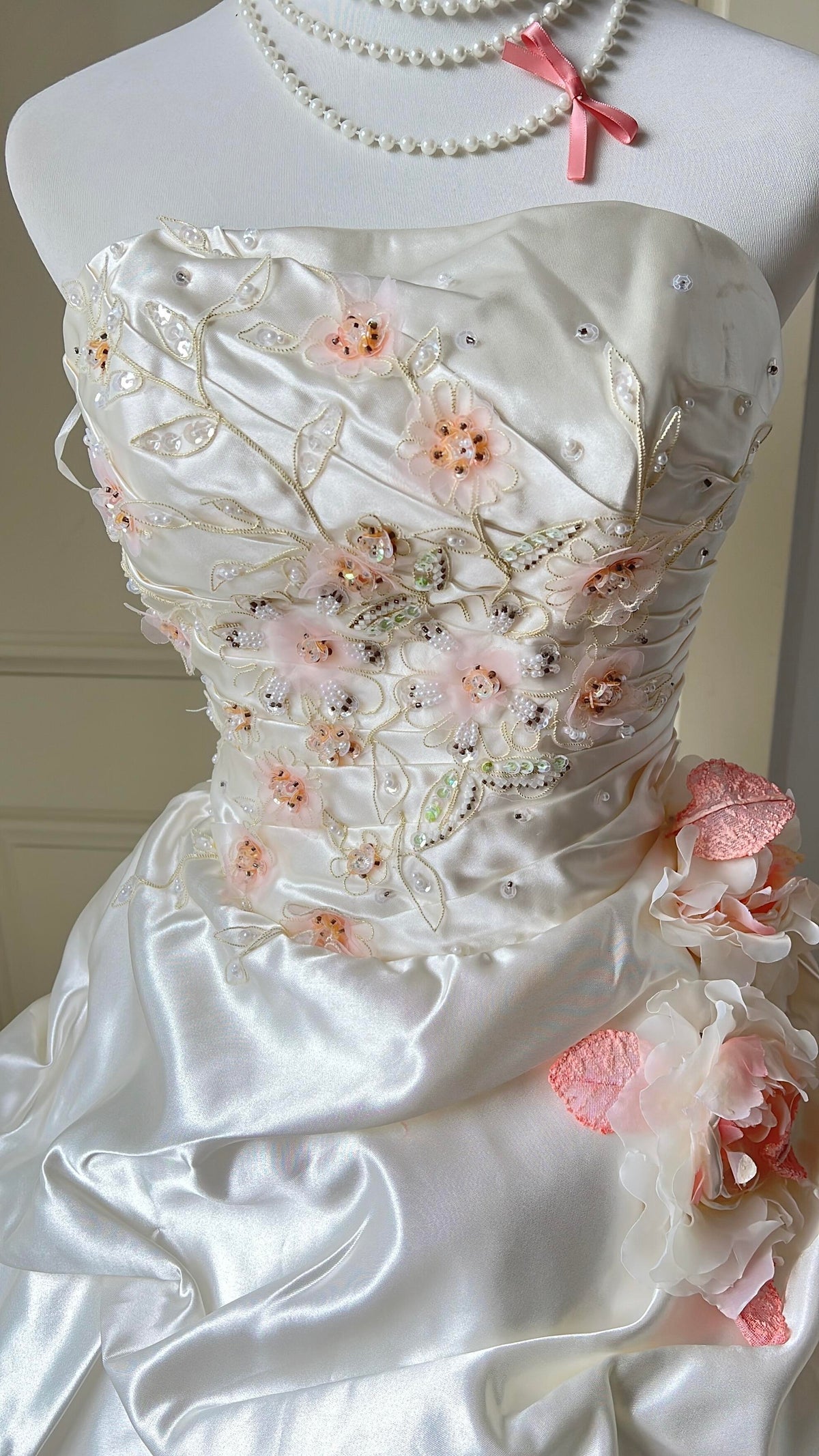 White Sweet 16 Quinceanera Dress Strapless Beaded Lace Embroidery Tiered Ruffle Ball Gown With Flowers RC0863