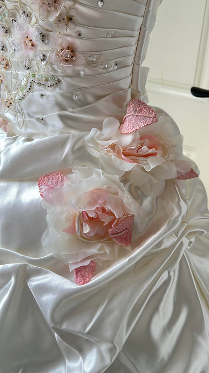 White Sweet 16 Quinceanera Dress Strapless Beaded Lace Embroidery Tiered Ruffle Ball Gown With Flowers RC0863