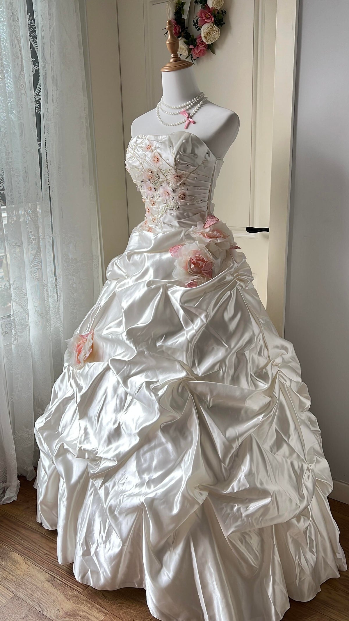 White Sweet 16 Quinceanera Dress Strapless Beaded Lace Embroidery Tiered Ruffle Ball Gown With Flowers RC0863