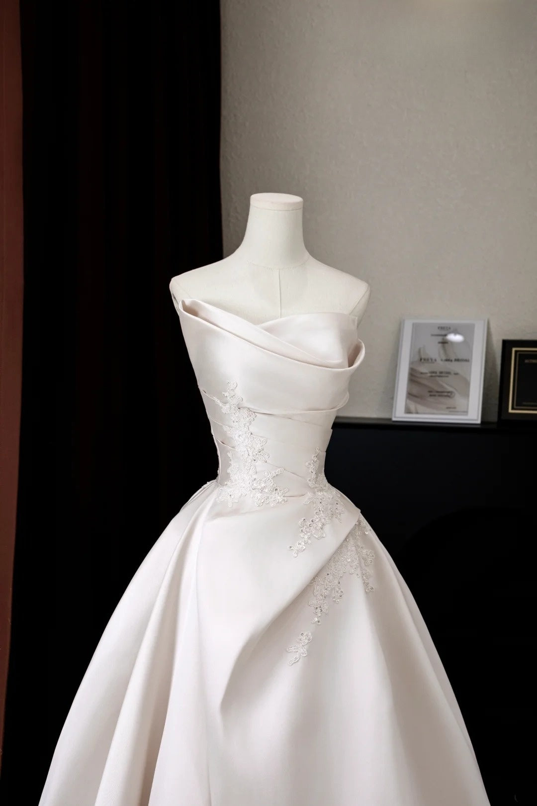 Whimsical Ball Gown Strapless Fitted Long Satin Wedding Dress Bride Gowns Wedding Dresses AU007