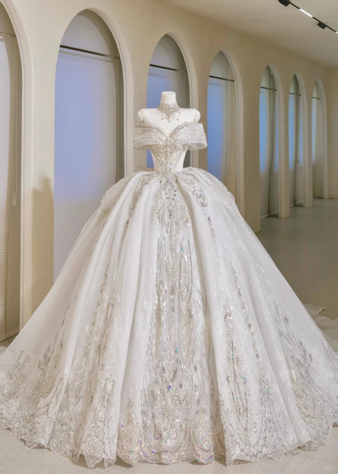 Romantic Women's Ball Gown Off The Shoulder With Appliqued Short Sleeves White Lace Tulle Sweep Train Wedding Dresses AU023