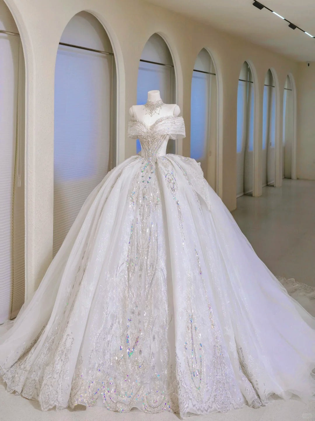 Romantic Women's Ball Gown Off The Shoulder With Appliqued Short Sleeves White Lace Tulle Sweep Train Wedding Dresses AU023