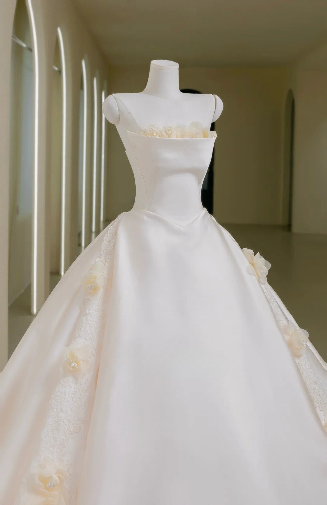 Romantic Women's Ball Gown Strapless With Appliqued Long Sleeves White Lace Satin Sweep Train Wedding Dresses AU024
