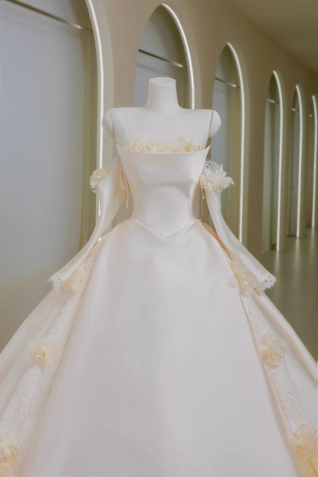 Romantic Women's Ball Gown Strapless With Appliqued Long Sleeves White Lace Satin Sweep Train Wedding Dresses AU024
