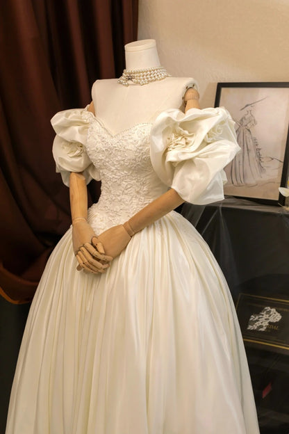 Romantic Women's Ball Gown Sweetheart With Sleeves Appliqued Ivory Lace Satin Sweep Train Wedding Dresses AU029