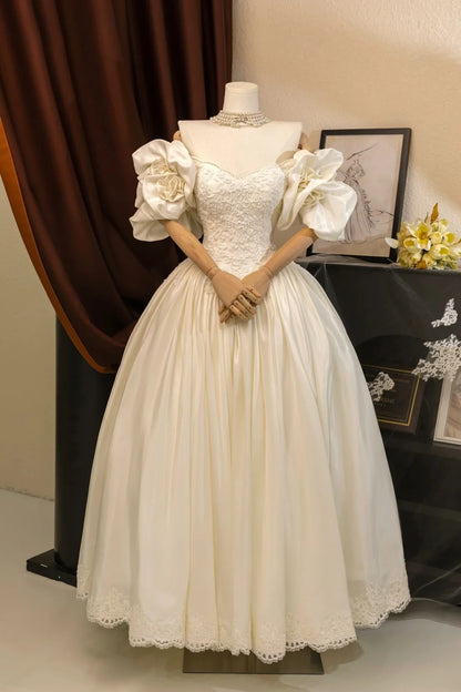 Romantic Women's Ball Gown Sweetheart With Sleeves Appliqued Ivory Lace Satin Sweep Train Wedding Dresses AU029