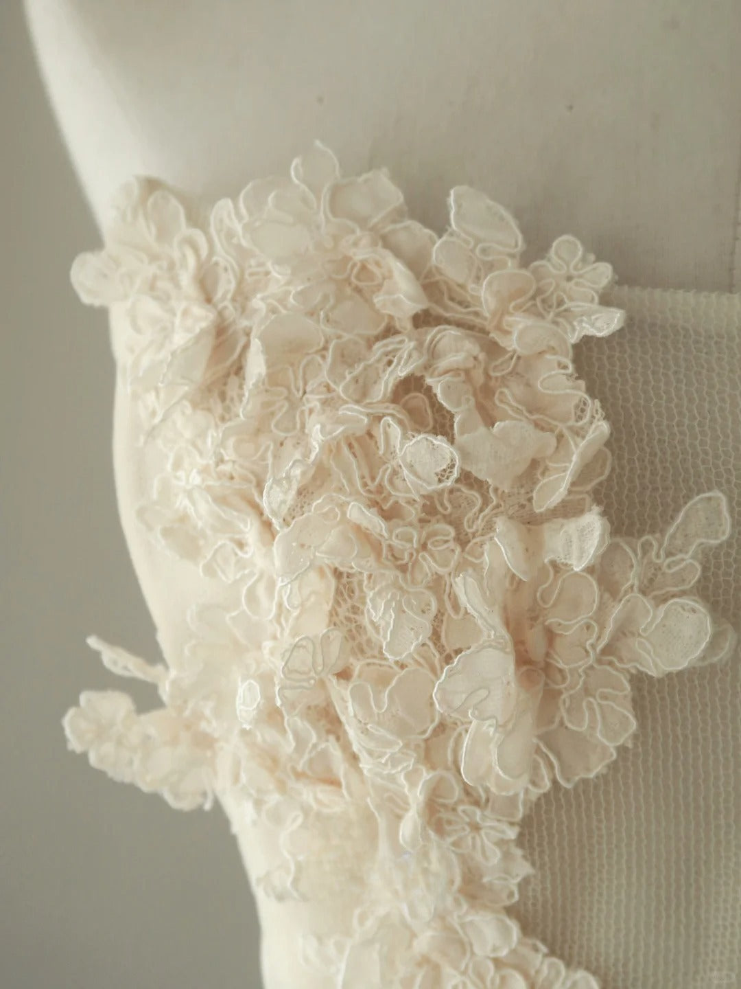 Simple Ball Gown Strapless Ivory Cream Tulle Groom Brides Gown Bridal Dress Style Long Wedding Dresses RB6982