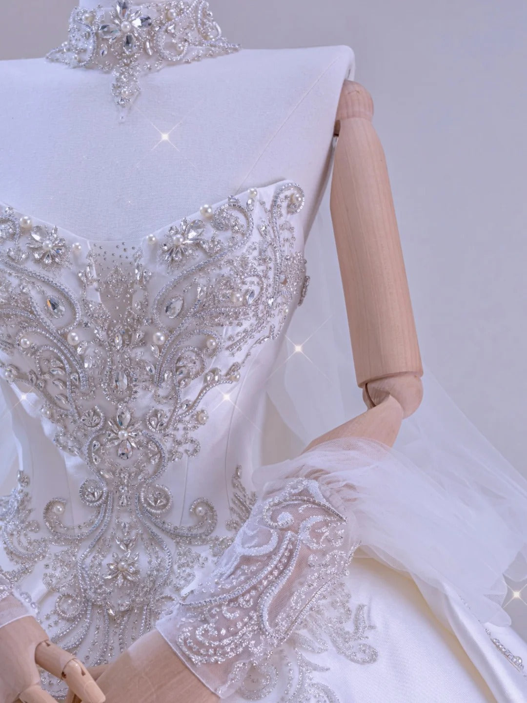 Romantic Women's Ball Gown Sweetheart With Long Sleeves Appliqued White Lace Satin Sweep Train Wedding Dresses AU032