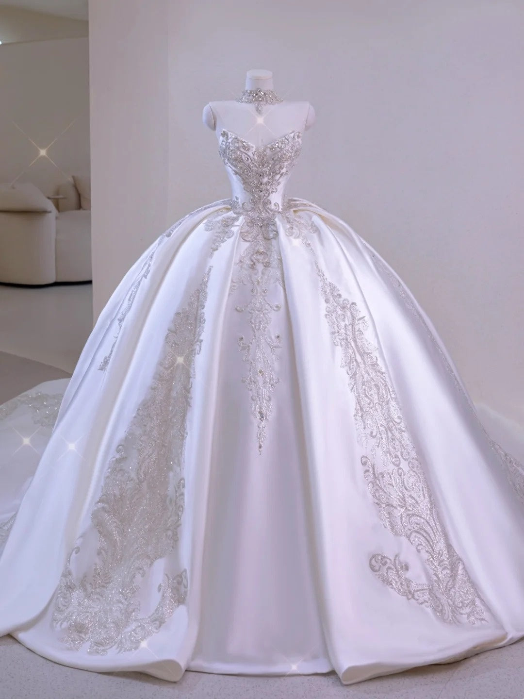 Romantic Women's Ball Gown Sweetheart With Long Sleeves Appliqued White Lace Satin Sweep Train Wedding Dresses AU032