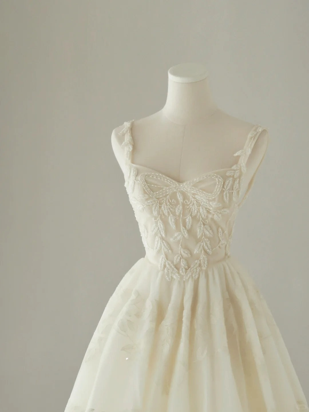 Simple Ball Gown Sweetheart Ivory Cream Tulle Groom Brides Gown Bridal Dress Style Tea Length Wedding Dresses RB6983