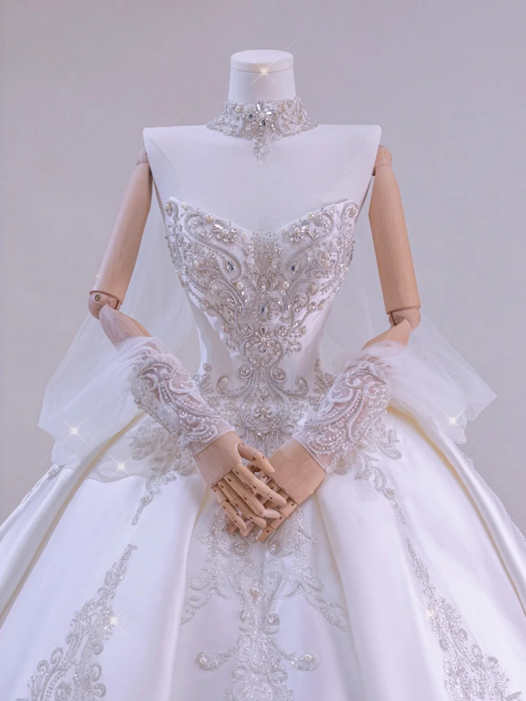 Romantic Women's Ball Gown Sweetheart With Long Sleeves Appliqued White Lace Satin Sweep Train Wedding Dresses AU032