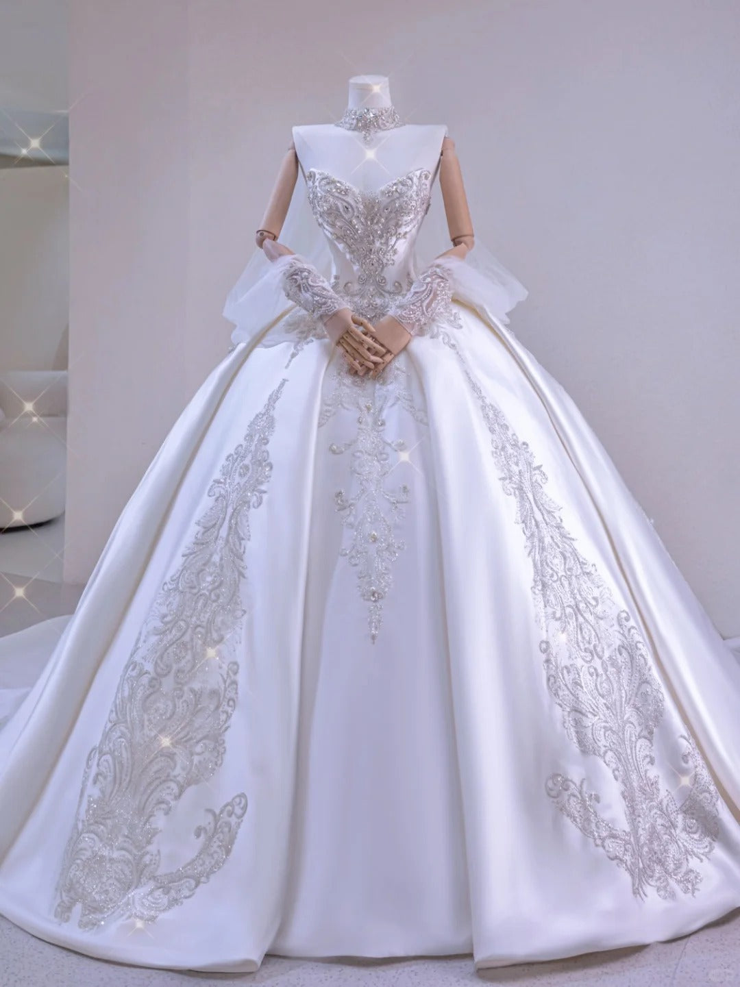Romantic Women's Ball Gown Sweetheart With Long Sleeves Appliqued White Lace Satin Sweep Train Wedding Dresses AU032