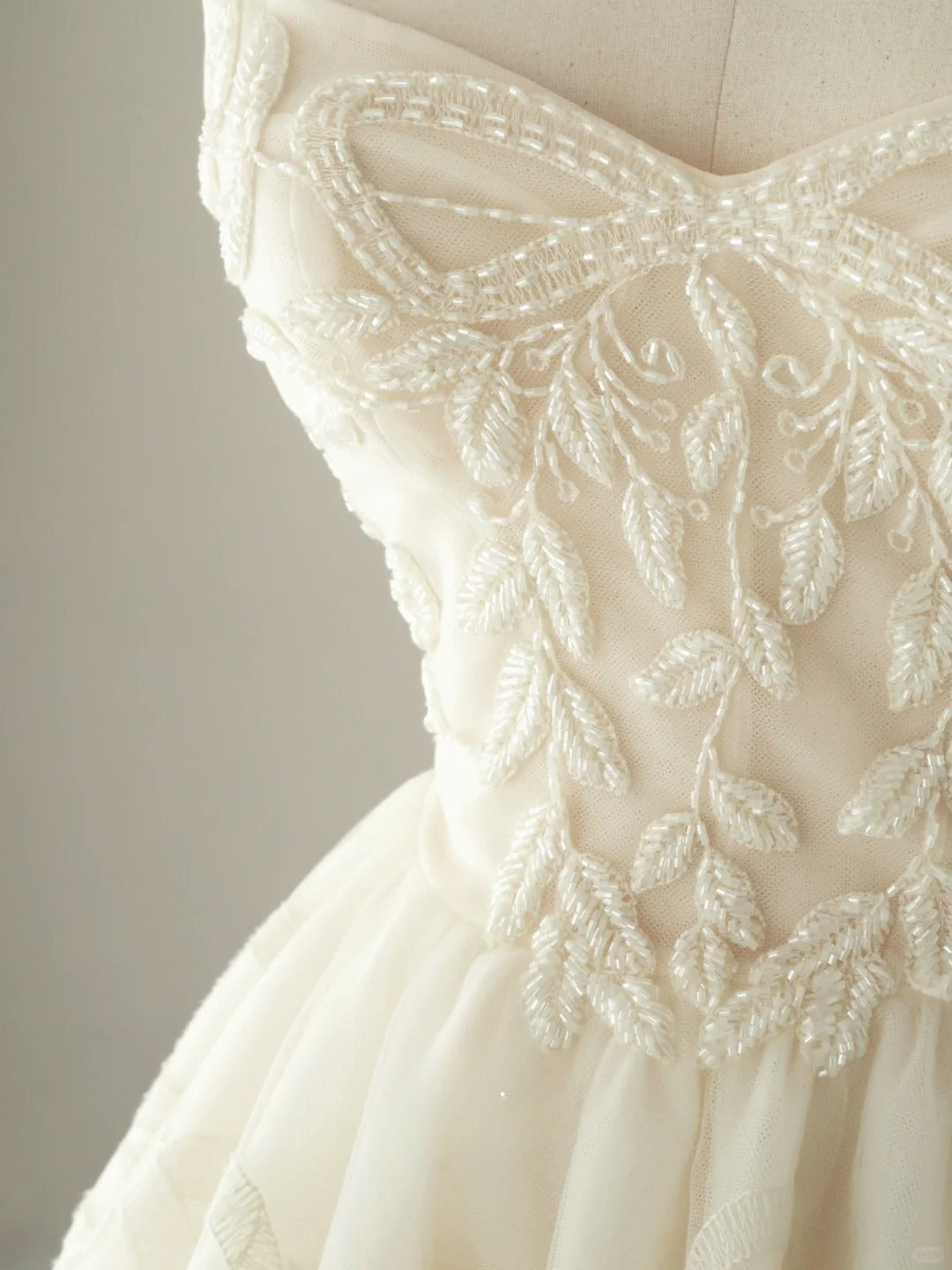 Simple Ball Gown Sweetheart Ivory Cream Tulle Groom Brides Gown Bridal Dress Style Tea Length Wedding Dresses RB6983
