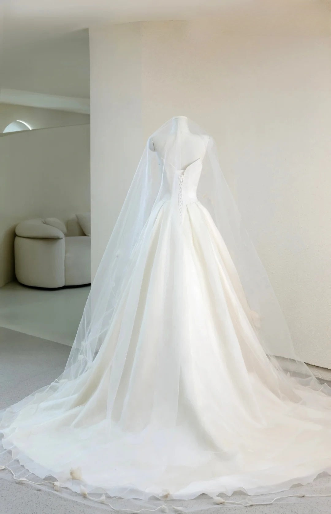 Princess Women's Ball Gown Sweetheart With Long Sleeves Appliqued White Lace Sweep Train Wedding Dresses AU033
