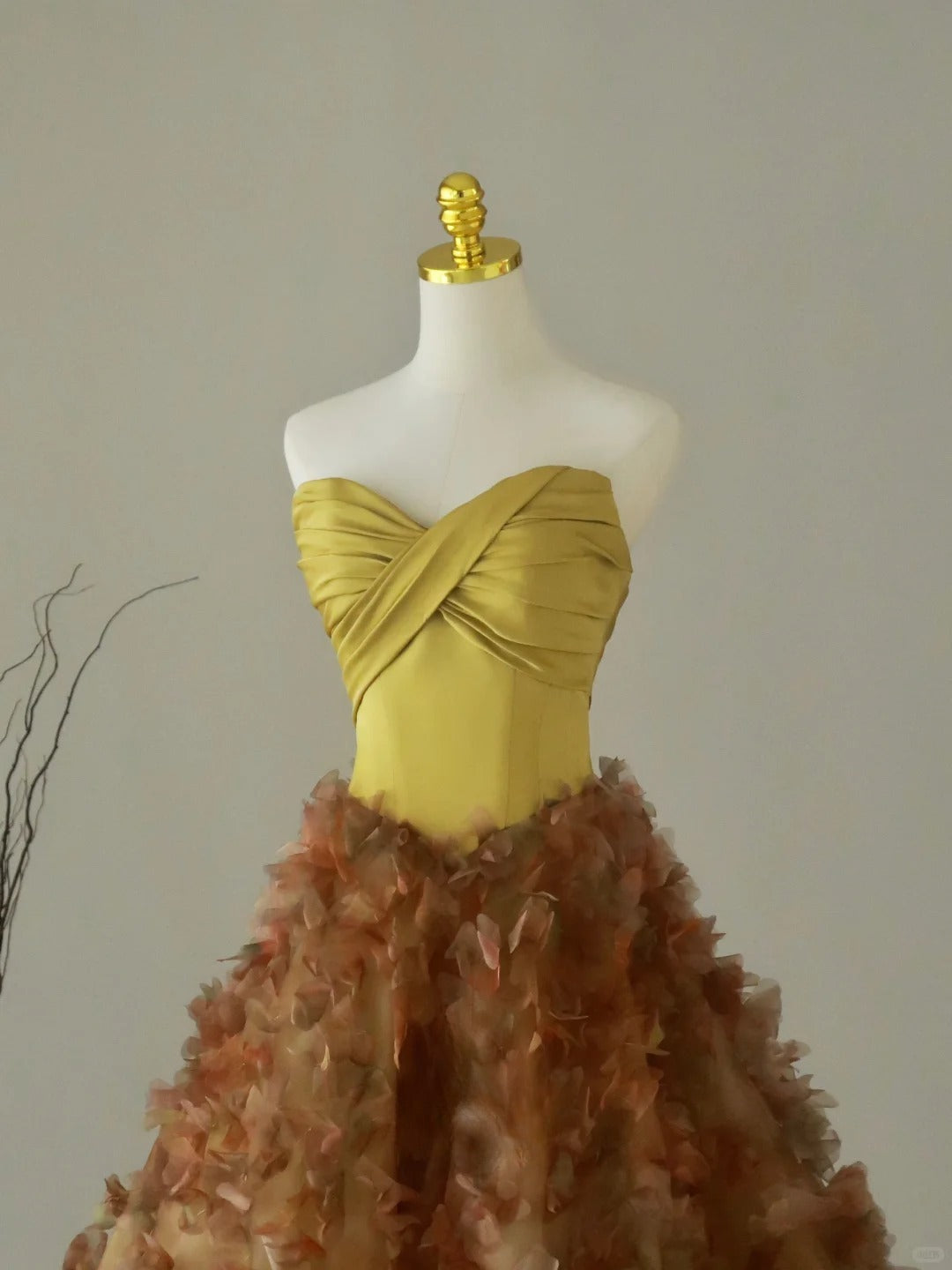 Beautiful Ball Gown Sweetheart Gold Long Prom Dresses Pleated Prom Gowns AU052