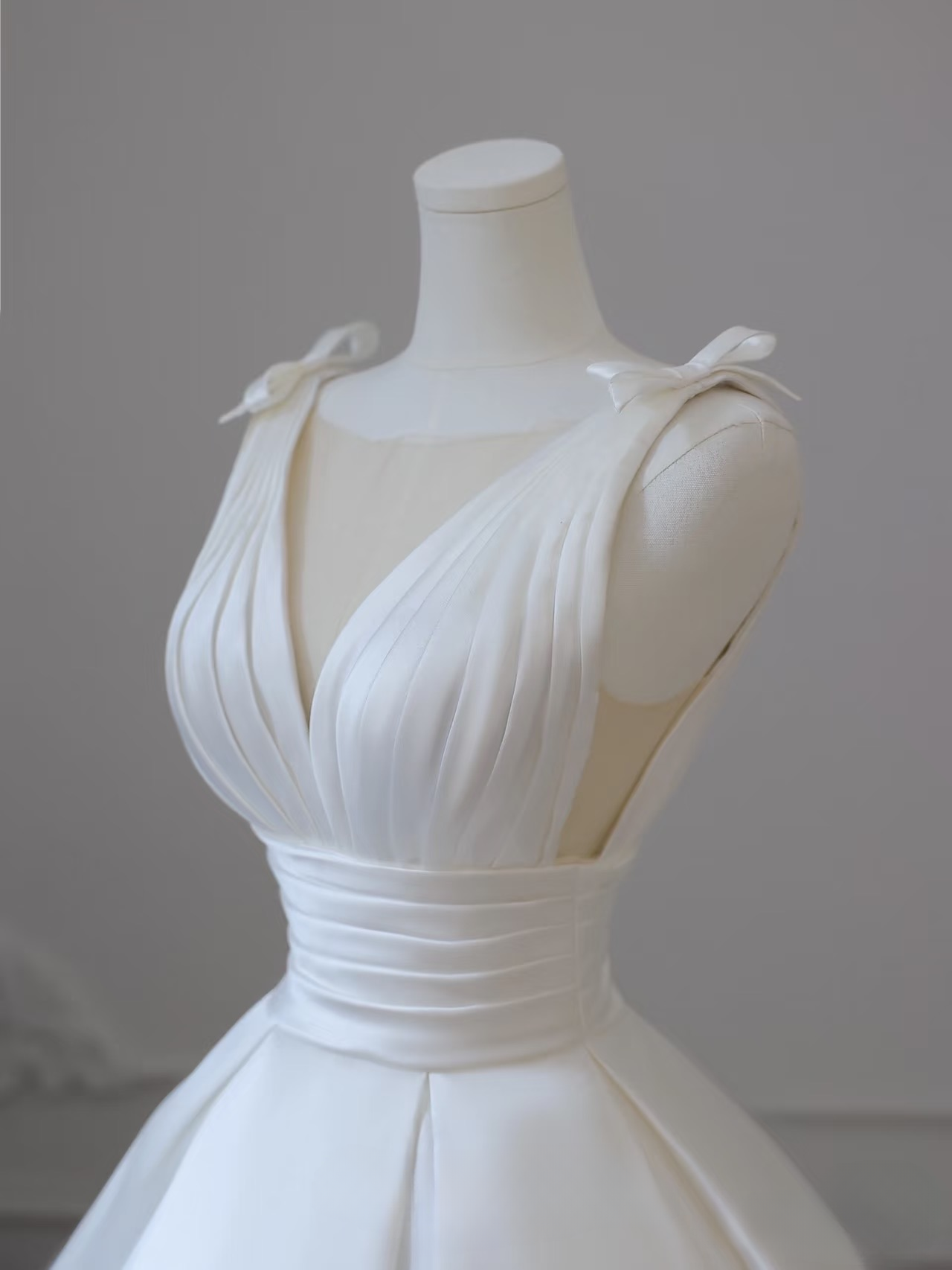 Simple Ball Gown V Neck Satin Pleated White Long Wedding Dress Fairy Formal Wedding Dresses AU089