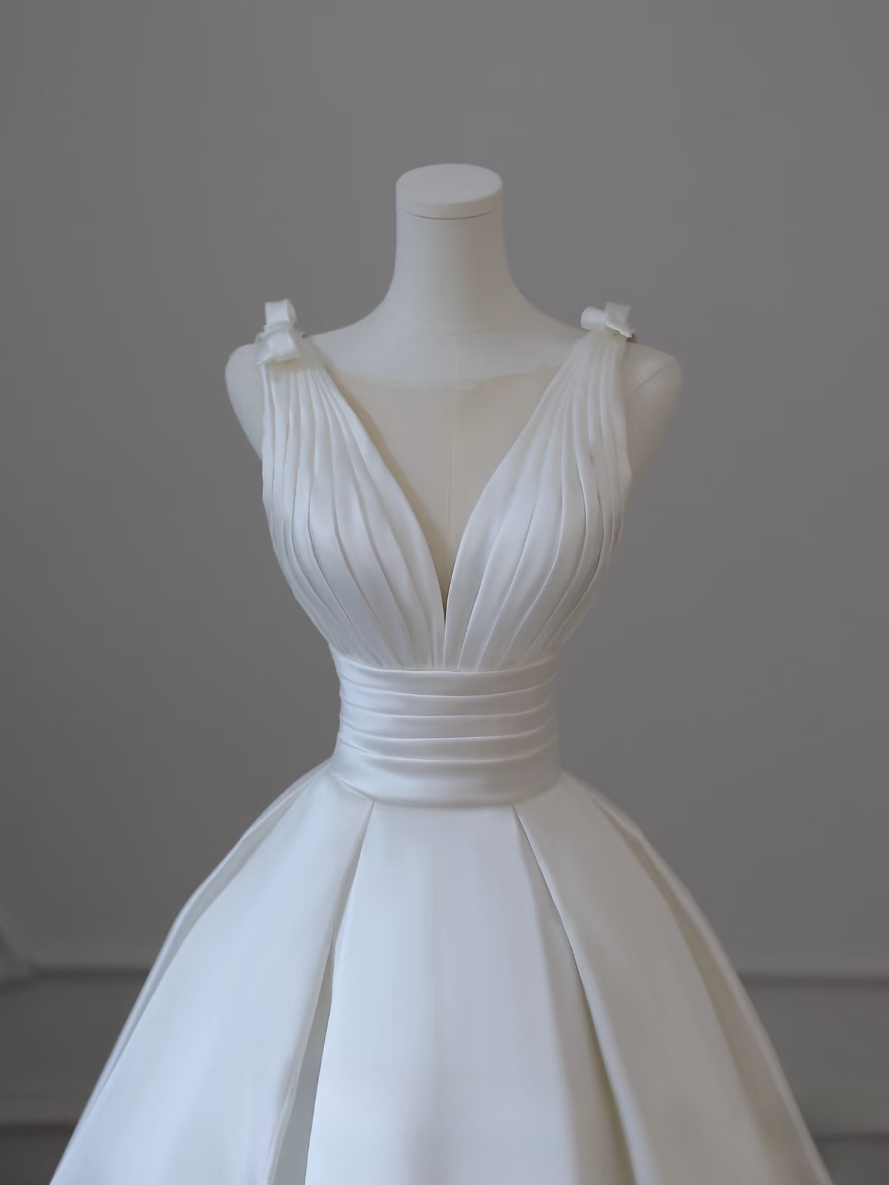 Simple Ball Gown V Neck Satin Pleated White Long Wedding Dress Fairy Formal Wedding Dresses AU089