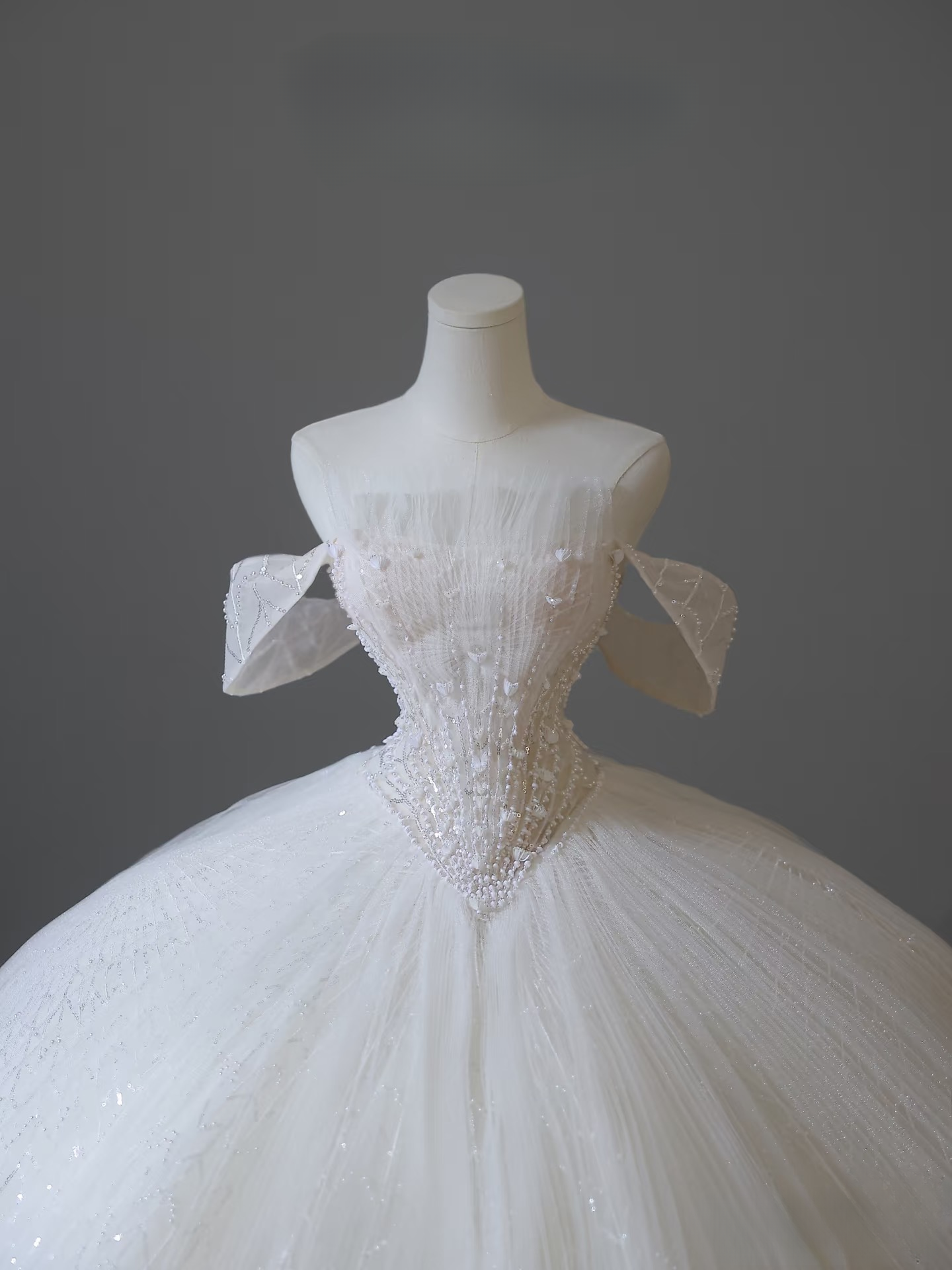 Modest Ball Gown Off The Shoulder Tulle White Short Sleeves Long Wedding Dress Fairy Formal Wedding Dresses Brides Gowns AU101