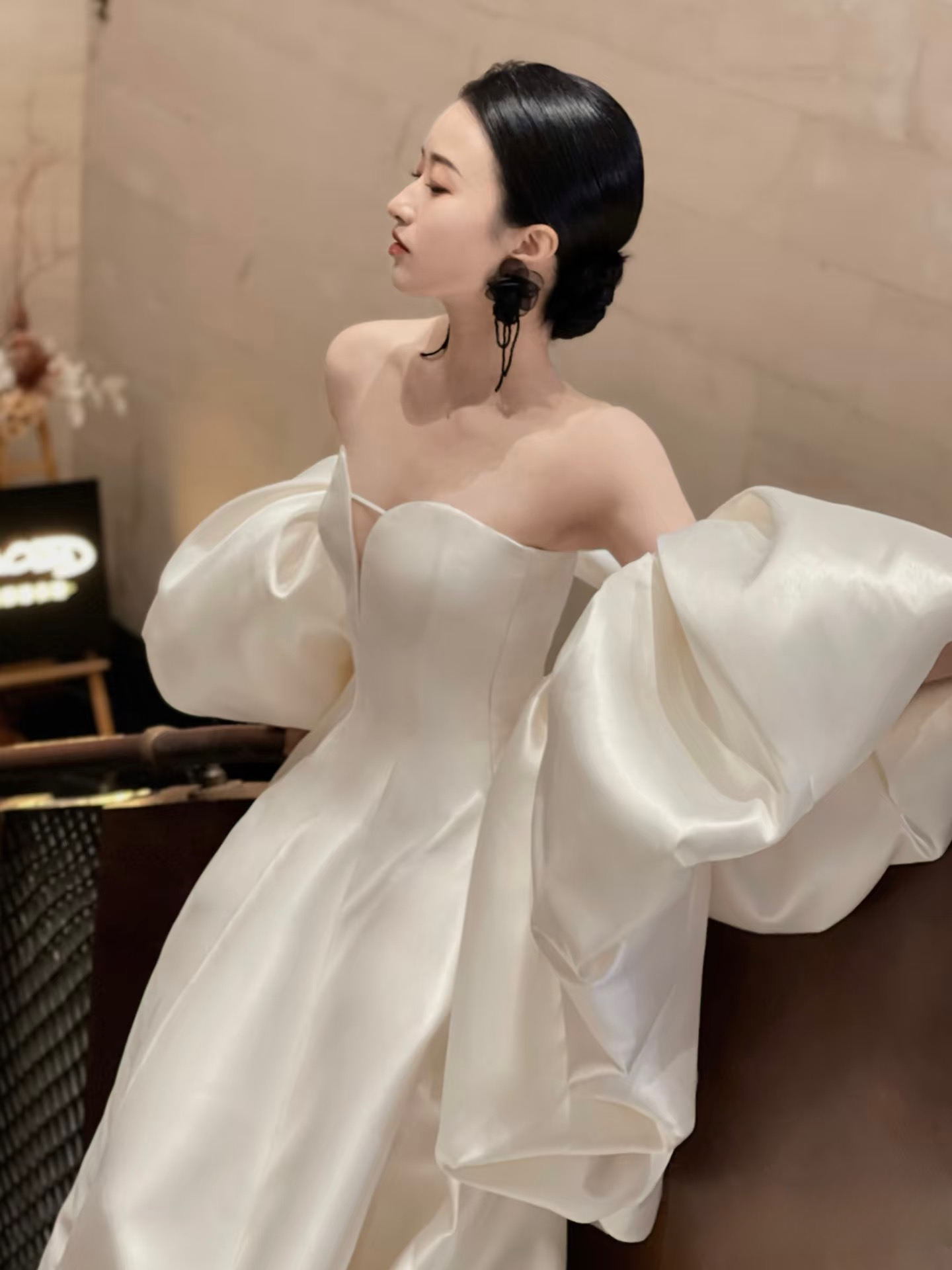 Dream Ball Gown Sweetheart Satin White Wedding Dress With Cape Fairy Formal Wedding Dresses AU134