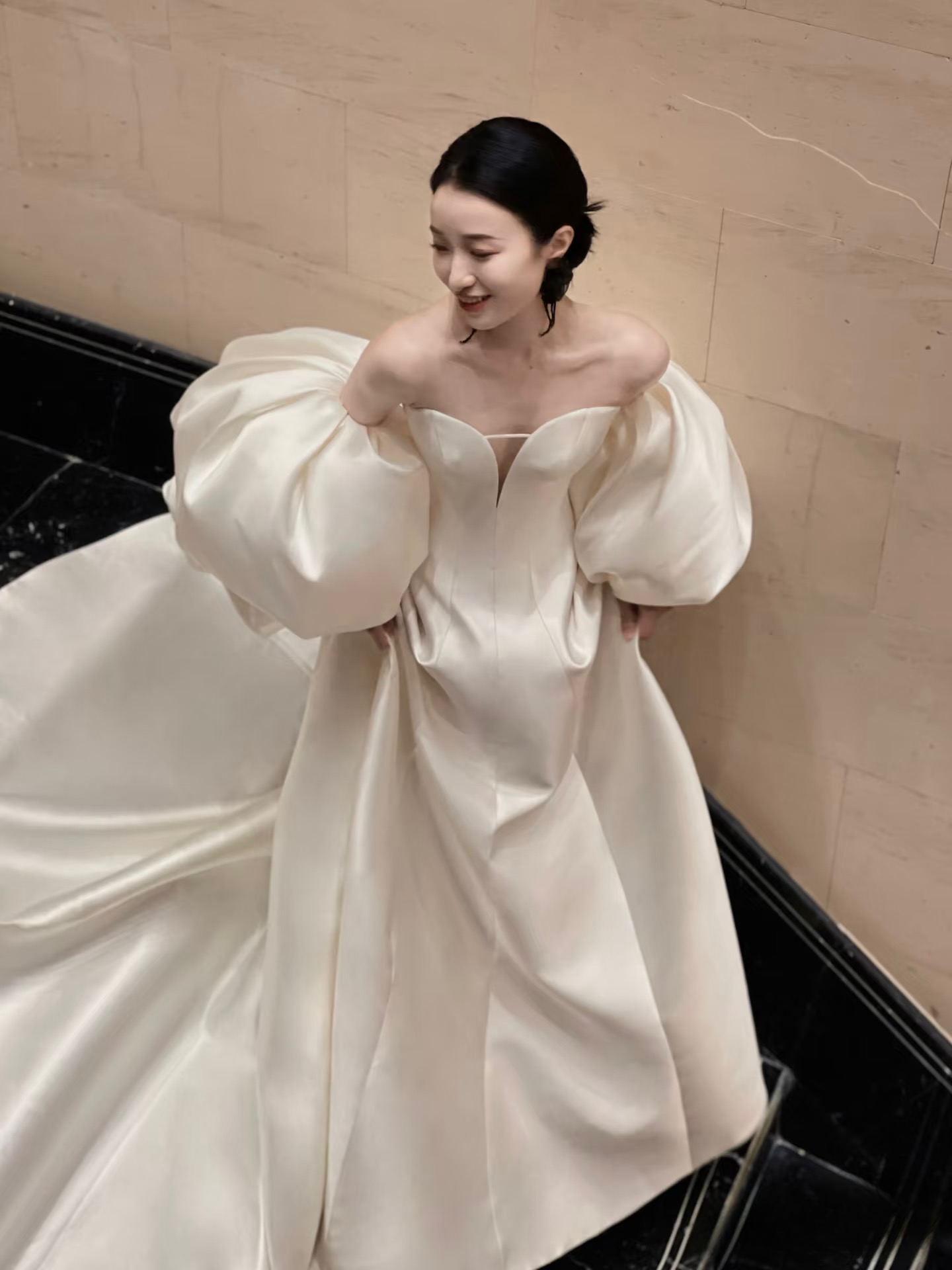Dream Ball Gown Sweetheart Satin White Wedding Dress With Cape Fairy Formal Wedding Dresses AU134