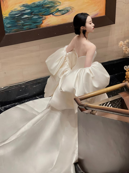 Dream Ball Gown Sweetheart Satin White Wedding Dress With Cape Fairy Formal Wedding Dresses AU134