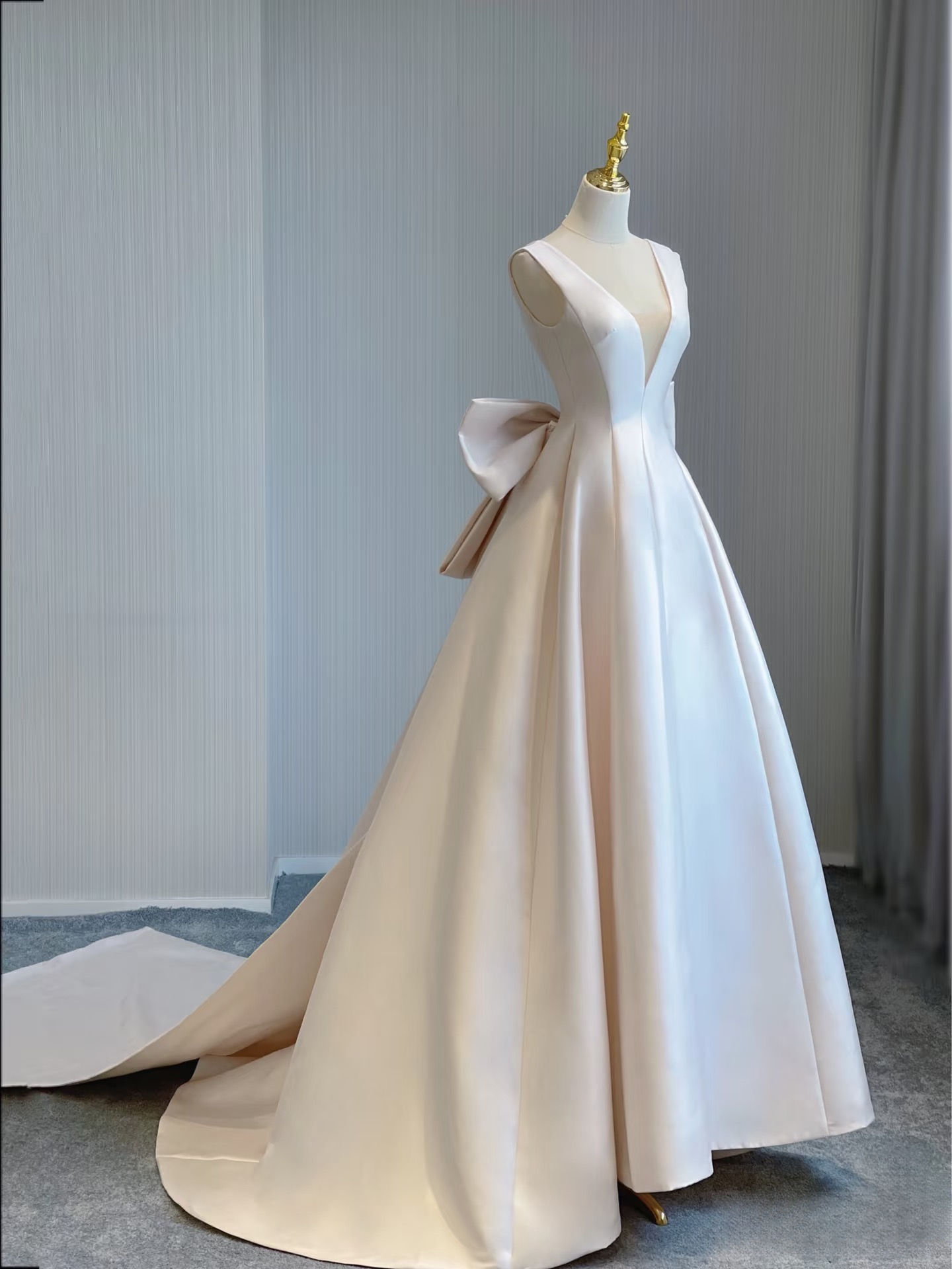 Dream Ball Gown V Neck Sleeveless Satin White Wedding Dress Fairy Formal Brides Gown Wedding Dresses AU138