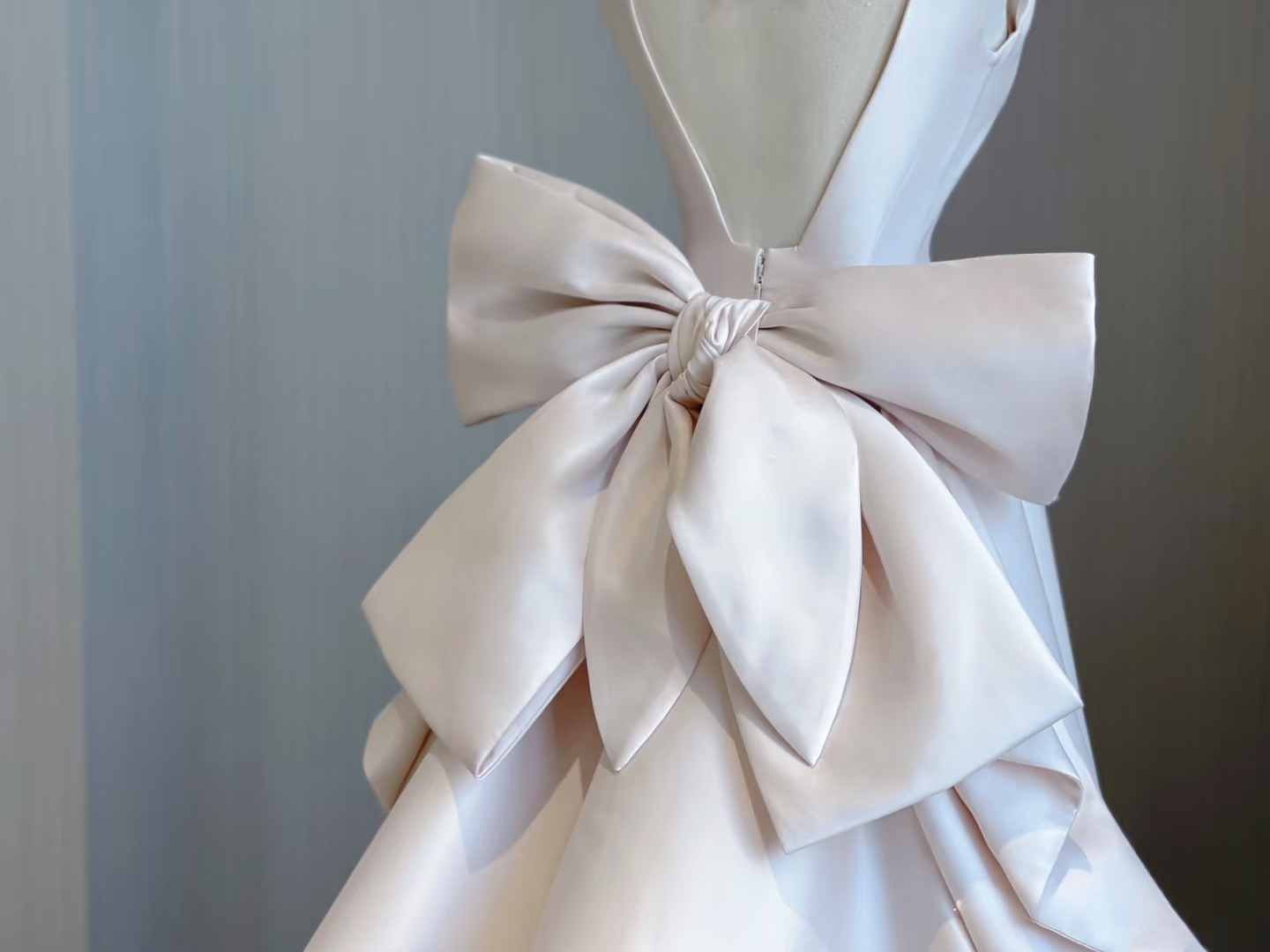 Dream Ball Gown V Neck Sleeveless Satin White Wedding Dress Fairy Formal Brides Gown Wedding Dresses AU138