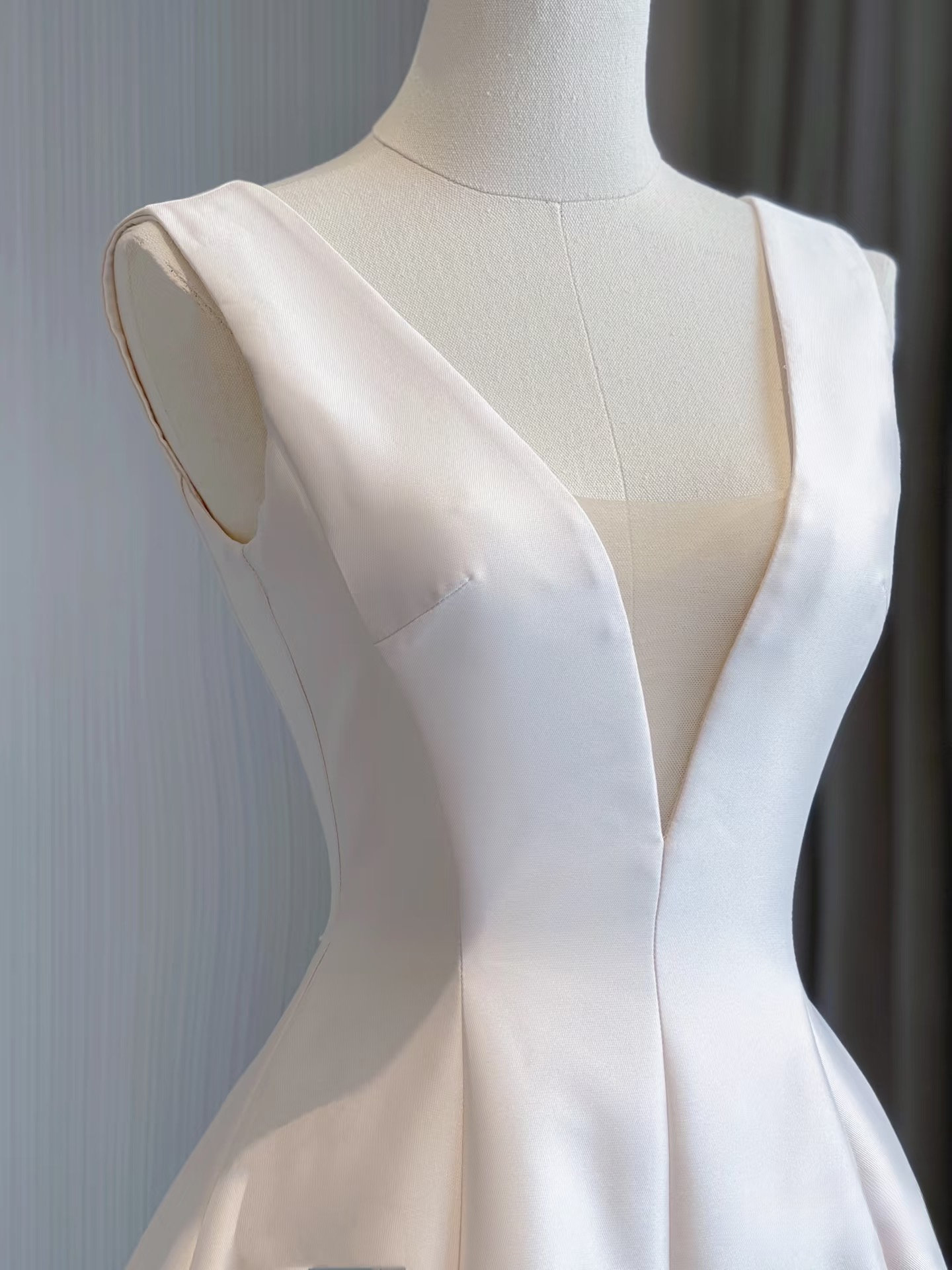 Dream Ball Gown V Neck Sleeveless Satin White Wedding Dress Fairy Formal Brides Gown Wedding Dresses AU138