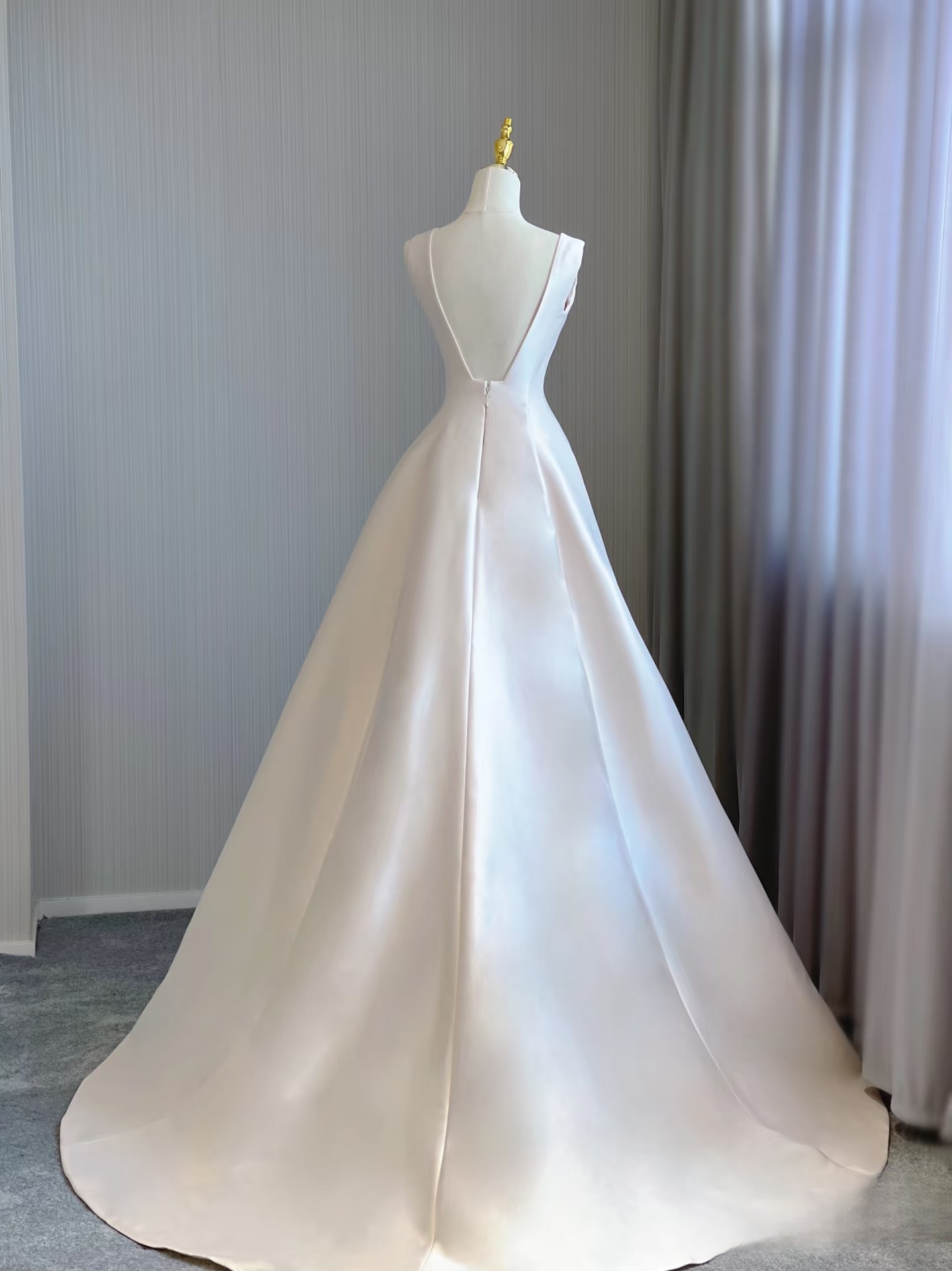 Dream Ball Gown V Neck Sleeveless Satin White Wedding Dress Fairy Formal Brides Gown Wedding Dresses AU138