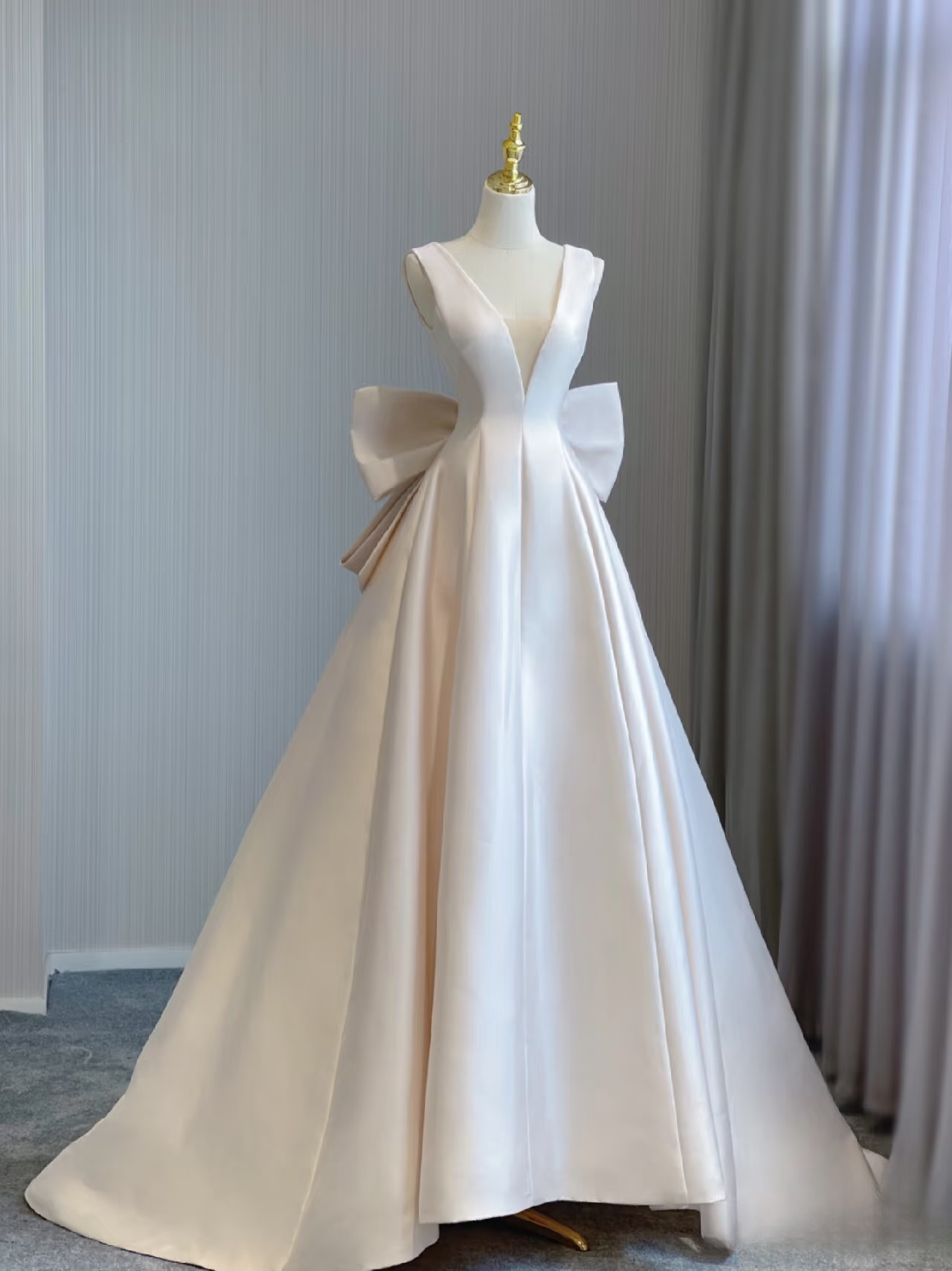 Dream Ball Gown V Neck Sleeveless Satin White Wedding Dress Fairy Formal Brides Gown Wedding Dresses AU138