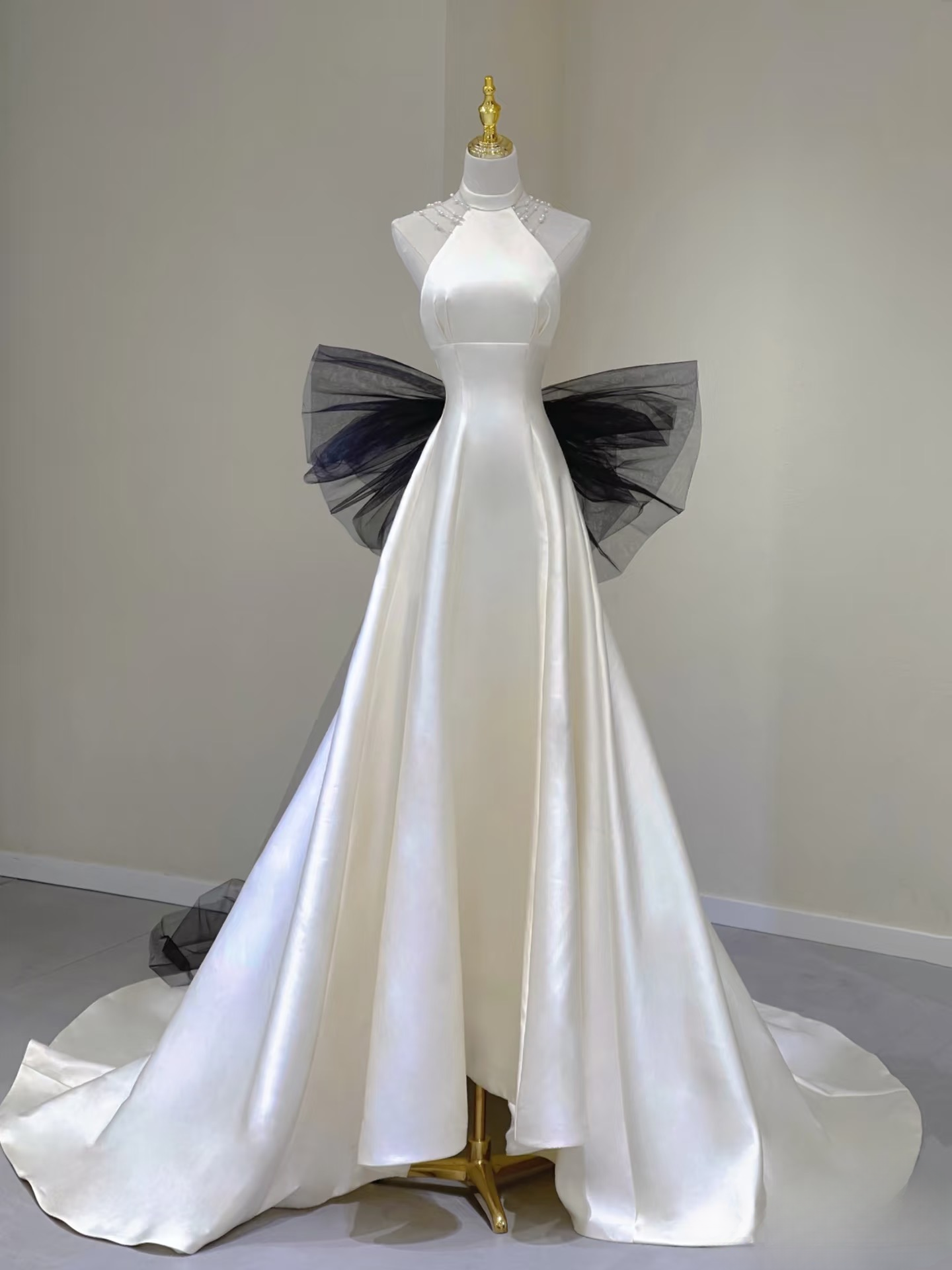 Dream A Line High Neck Sleeveless Satin White Wedding Dress With Black Bow-knot Fairy Formal Brides Gown Wedding Dresses AU139