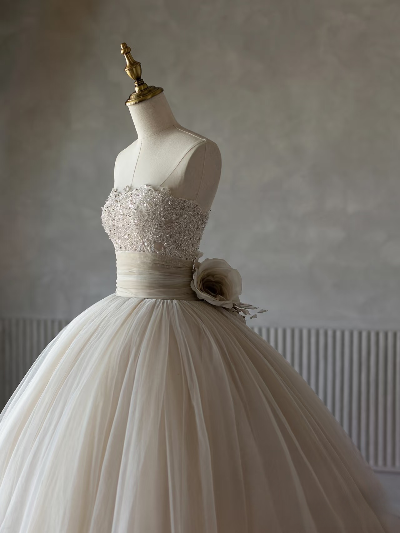 Dream Ball Gown Strapless Champagne Sleeveless Tulle Wedding Dress With Beads Fairy Formal Brides Gown Wedding Dresses AU142