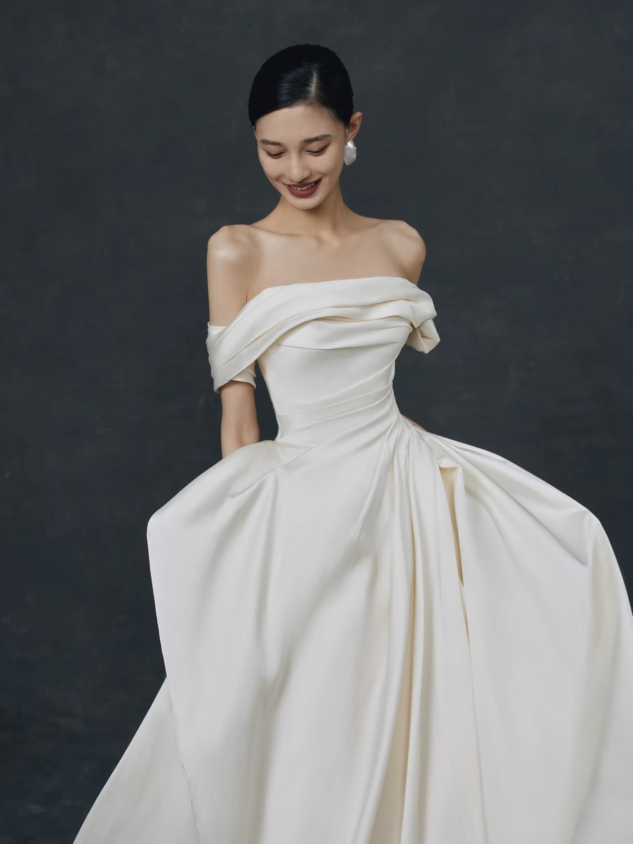 Dream Ball Gown Off The Shoulder Satin Wedding Dress With Sleeves Fairytale Formal Wedding Dresses AU150