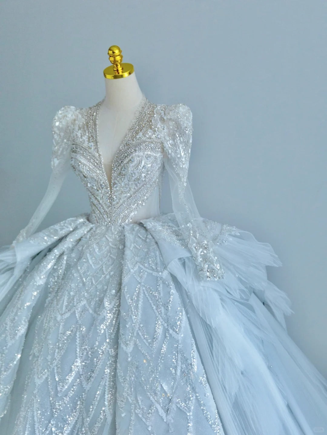 Beautiful Ball Gown V Neck Lace Light Sky Blue With Long Sleeves Beading Backless Groom Bride Gown Bridal Dress Modest Wedding Dresses RB7720