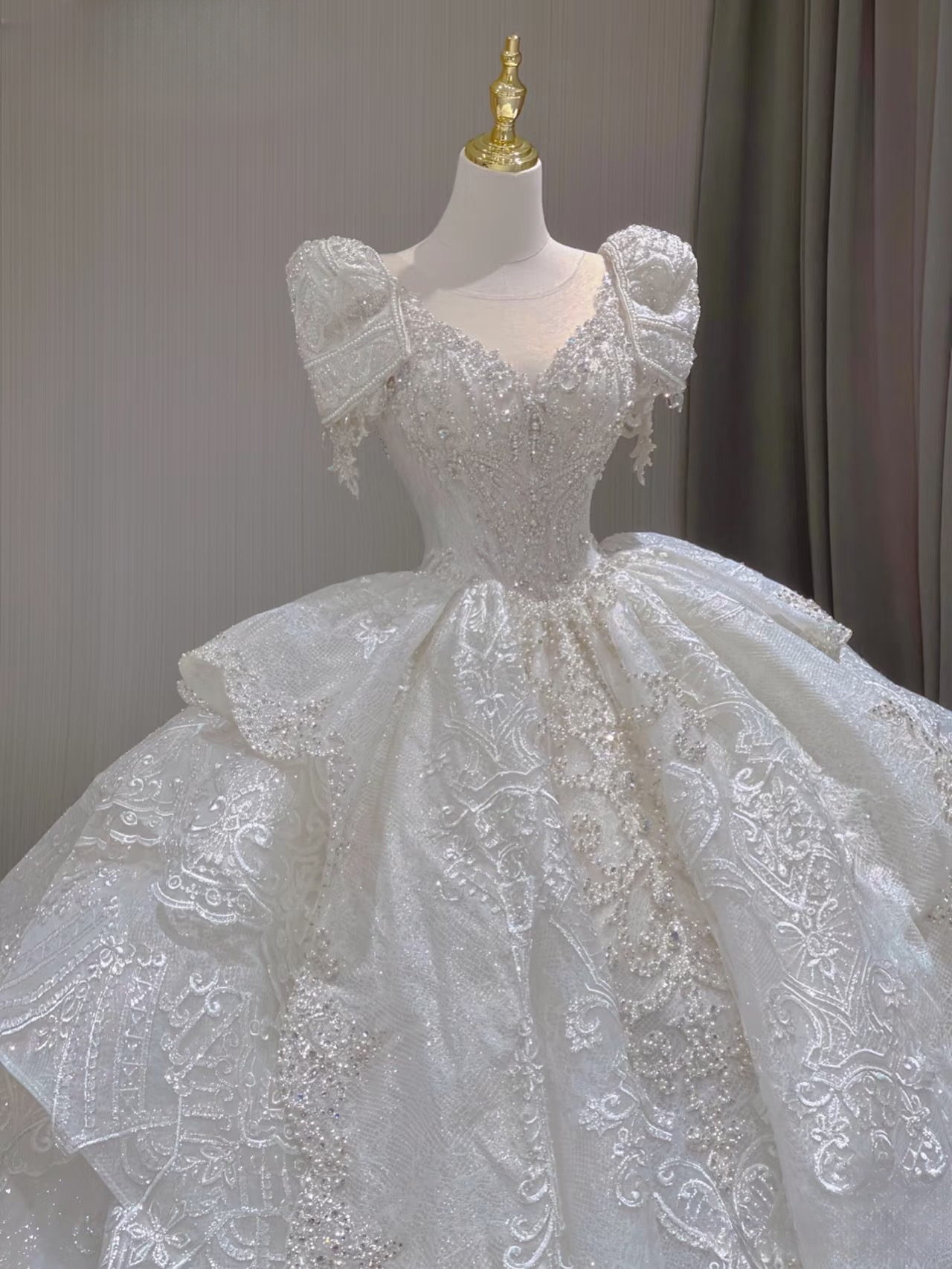Dream Ball Gown V neck Short Sleeves White Lace Long Wedding Dress Fairytale Autumn Spring Wedding Dresses AU160