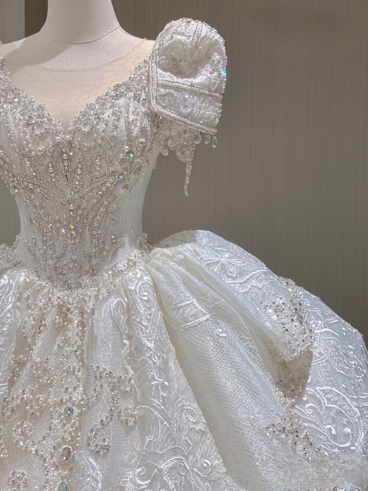 Dream Ball Gown V neck Short Sleeves White Lace Long Wedding Dress Fairytale Autumn Spring Wedding Dresses AU160
