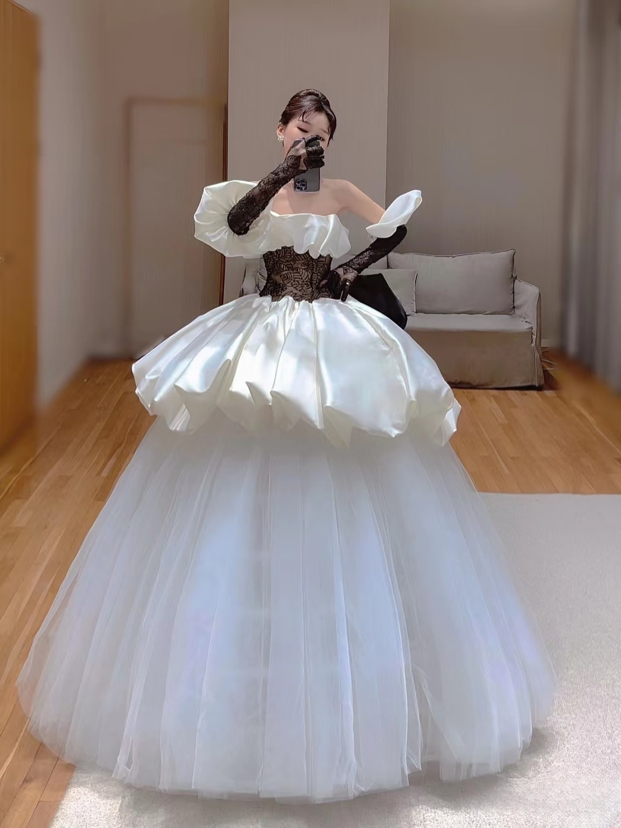 Dreamy Ball Gown Strapless Sleeveless White Satin Black Lace Long Wedding Dress Fairytale Autumn Spring Wedding Dresses AU163